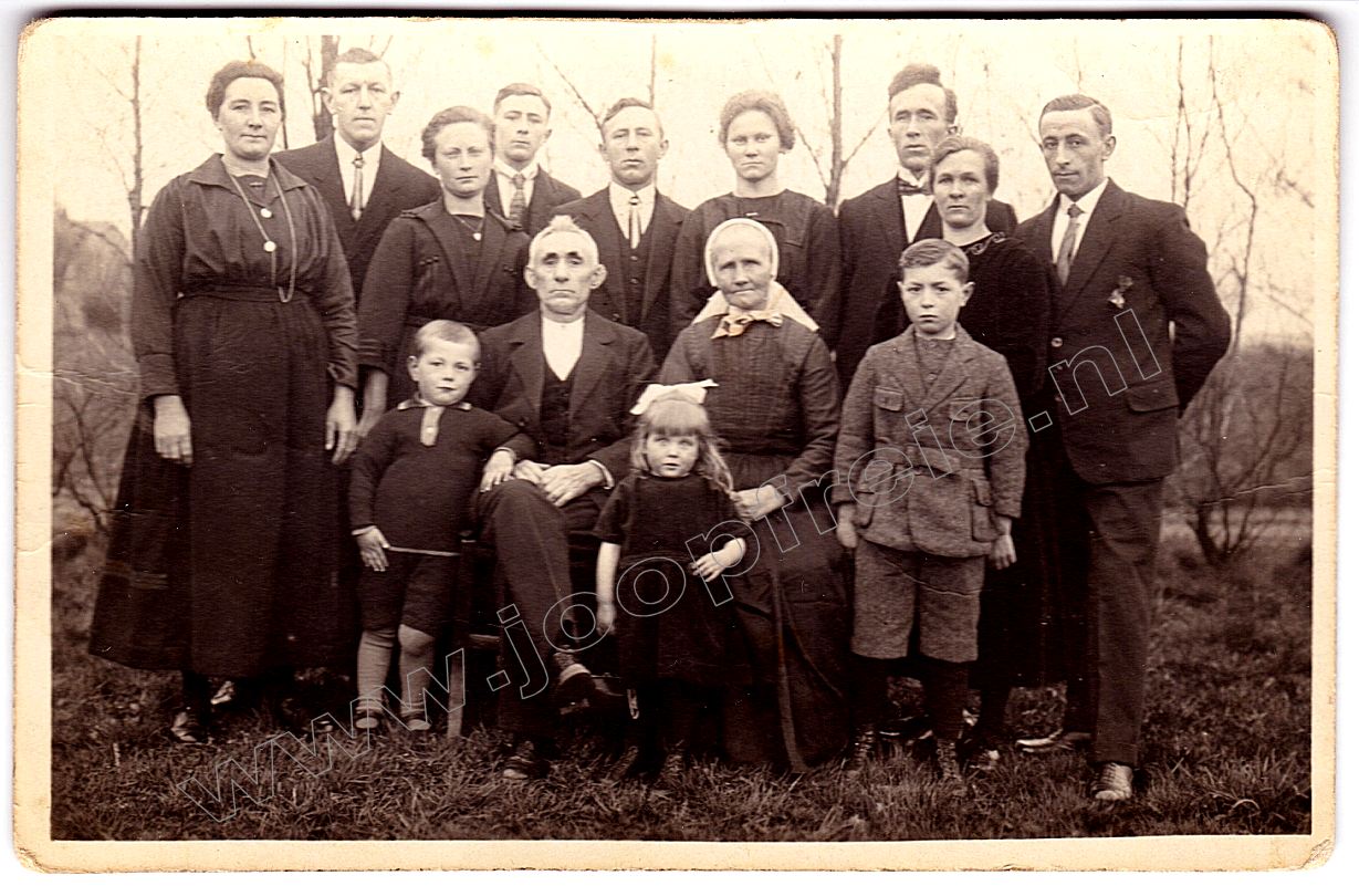 Klik voor foto in apart venster 7_aal-reitz_met_gezin.jpg