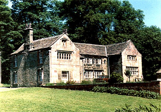 Klik voor foto in apart venster pleasington_hall.jpg