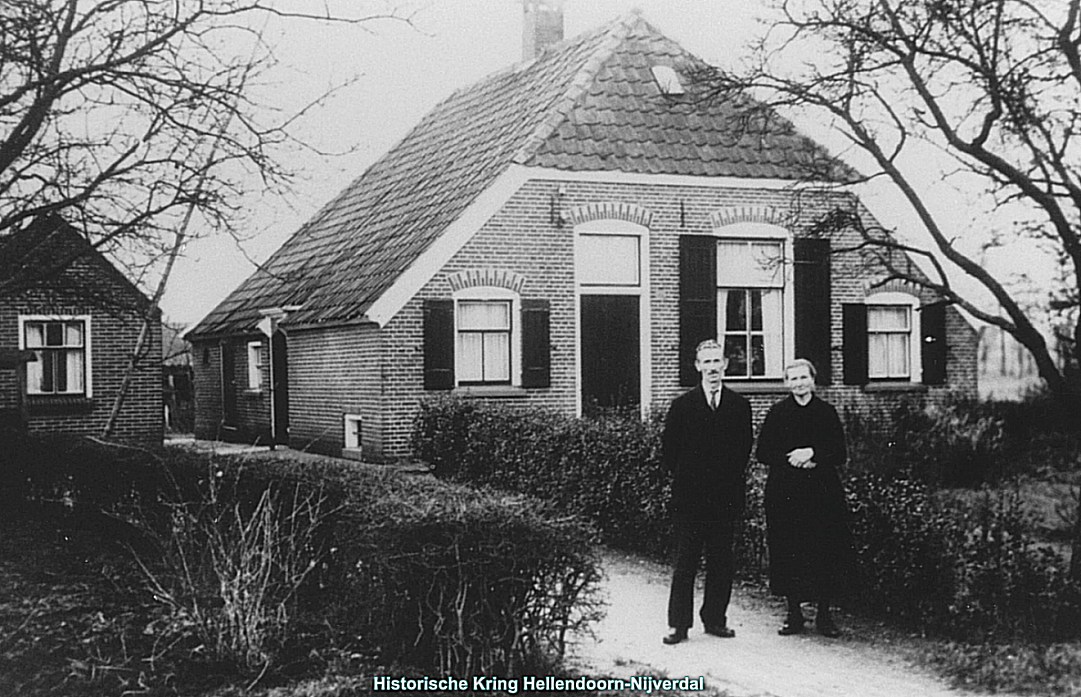 Klik voor foto in apart venster 169_avest-hosmar_voor_hun_boerderij_aan_rijssensestraat_270_nijverdal-koeveen.jpg