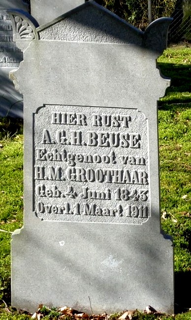 Klik voor foto in apart venster 93_graf_beuse-groothaar.jpg