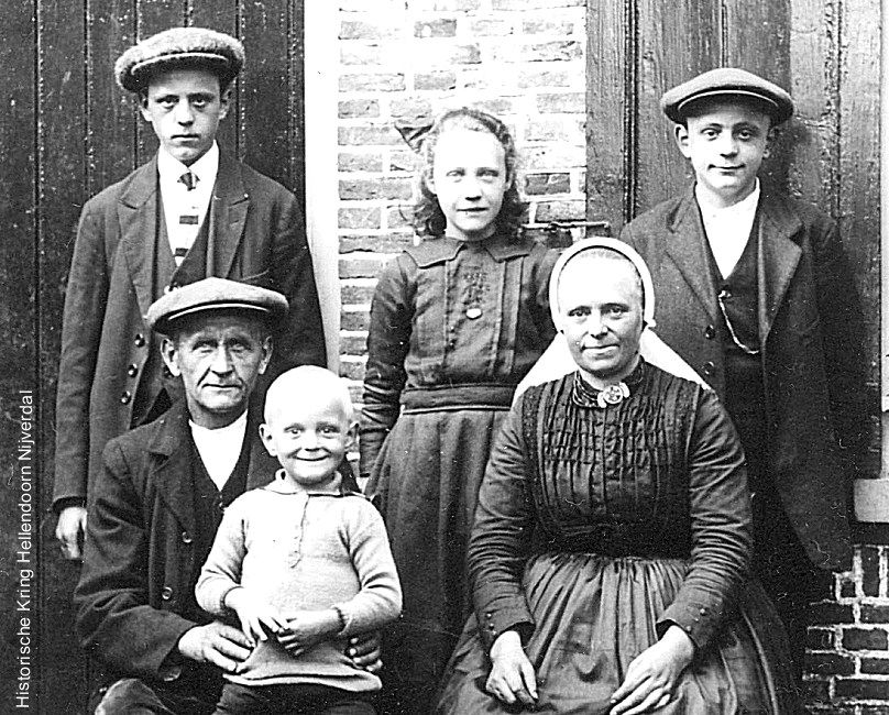 Klik voor foto in apart venster 79_familie_flim-pater.jpg