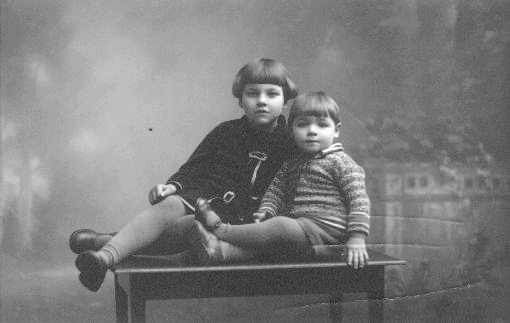 Klik voor foto in apart venster 230_gini_en_zusje_willie_ca_1932.jpg