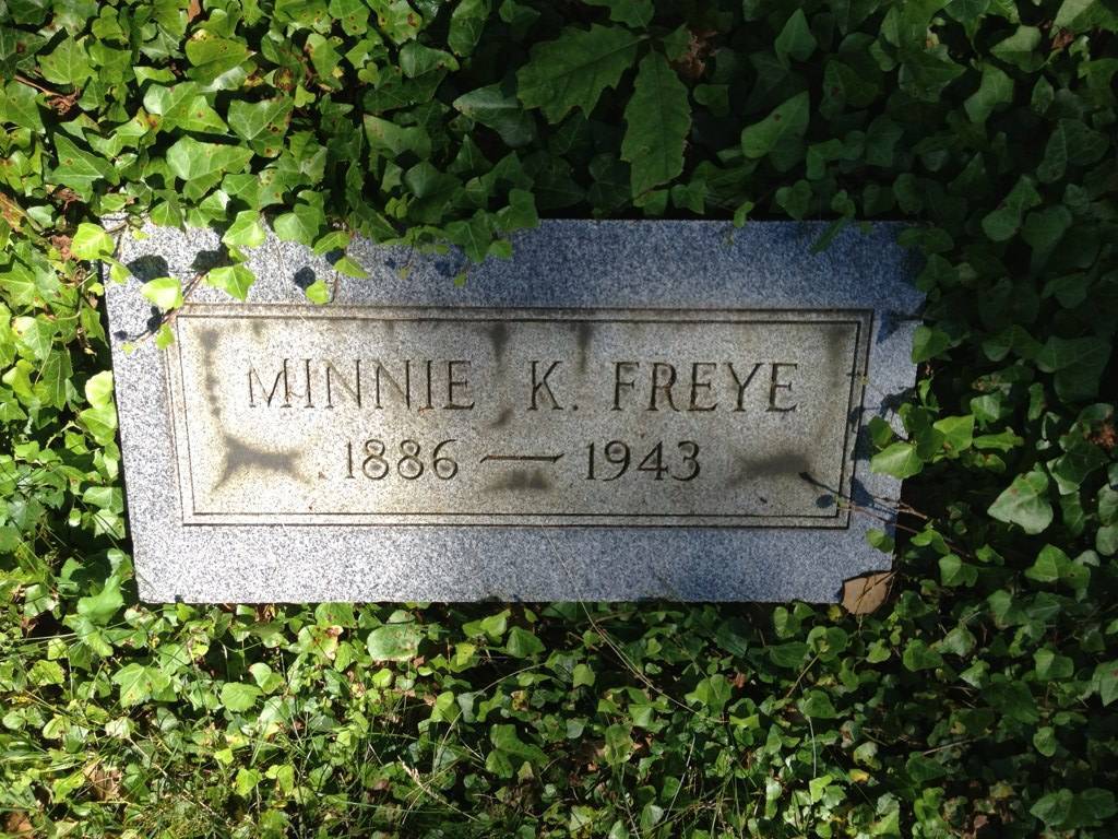 Klik voor foto in apart venster 307_minnie_kilgore_grafsteen.jpg