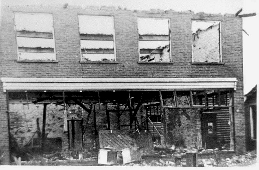 Klik voor foto in apart venster 34_winkel_gerrit_freie_rijssensestraat_nijverdal_na_bombardement_22_maart_1945.jpg