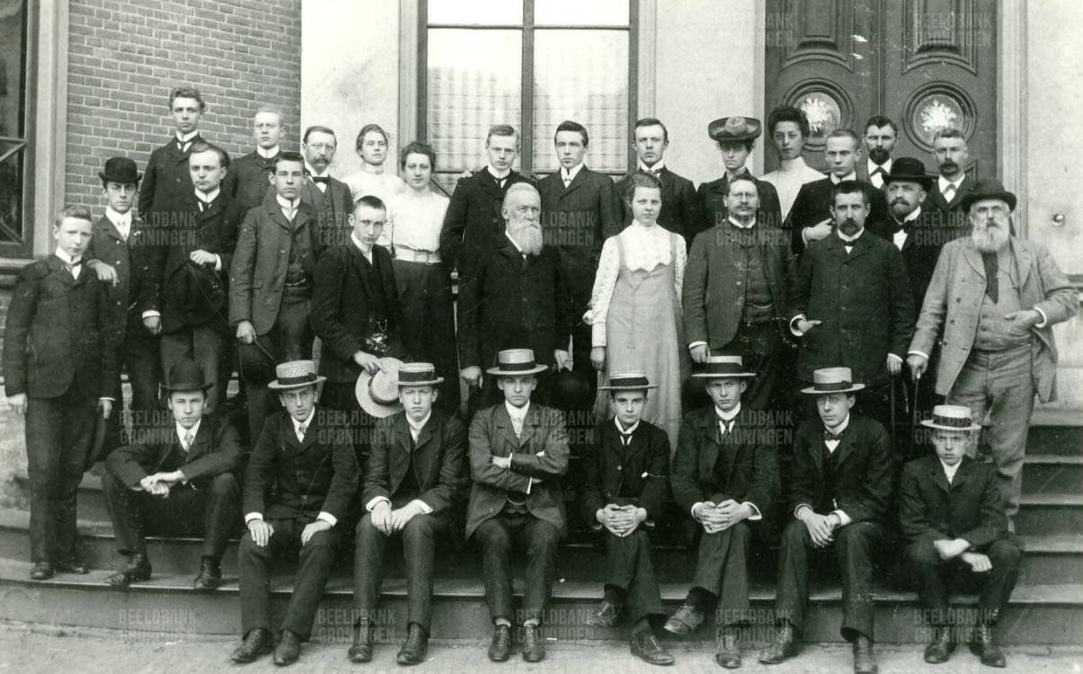Klik voor foto in apart venster 400_rhbs_groningen_1904_-_4e_links_boven_magritha_freie.jpg