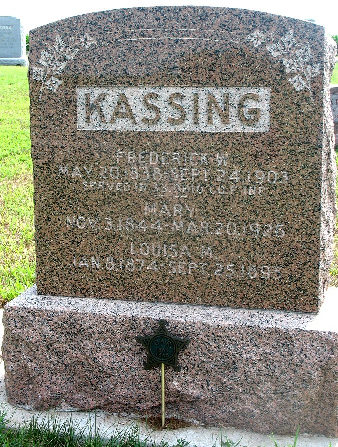 Klik voor foto in apart venster 811_graf_louise_kassing.jpg