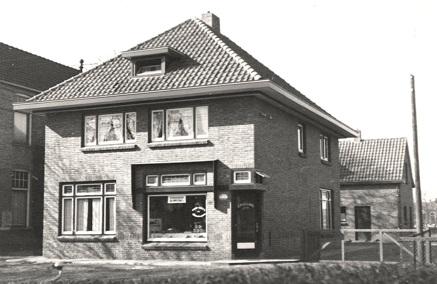 Klik voor foto in apart venster 14_johan_hallink_slagerswinkel_gebombardeerd_1945.jpg
