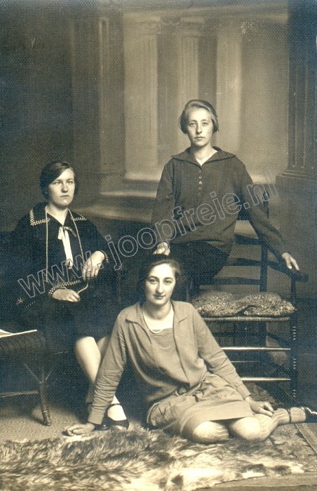 Klik voor foto in apart venster 1_janna__voorgrond__en_femia__rechtsachter__hallink.jpg