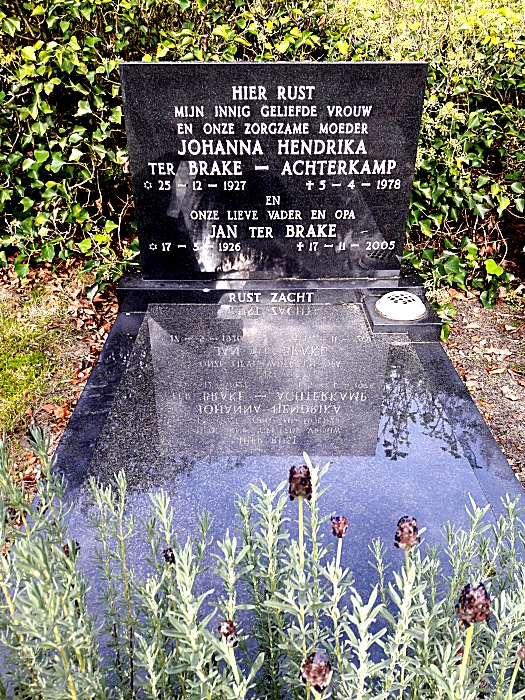 Klik voor foto in apart venster 40_graf_hallink-achterkamp.jpg