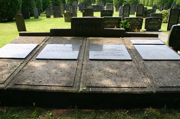 Klik voor foto in apart venster 68_familiegraf_derkjan.jpg