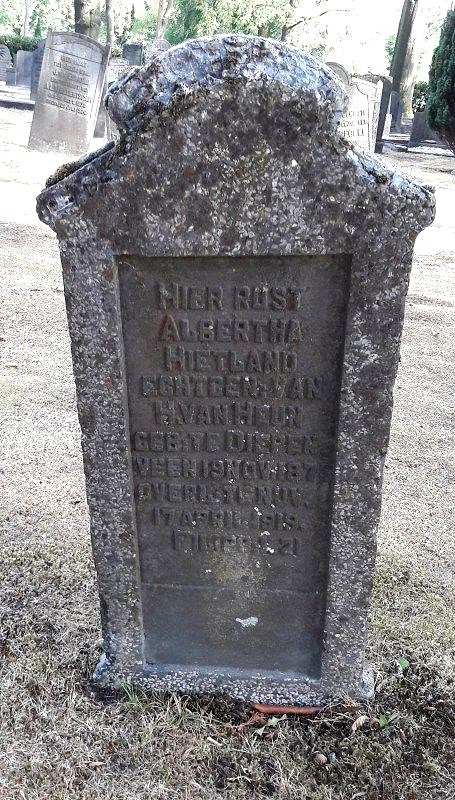 Klik voor foto in apart venster 106_graf_alberta_hietland.jpg
