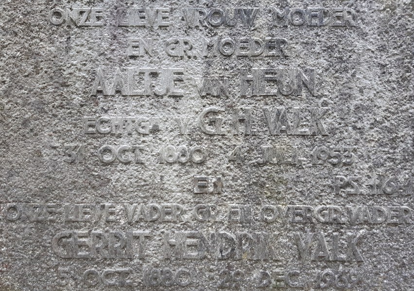Klik voor foto in apart venster 110_graf_valk-van_heun-1.jpg