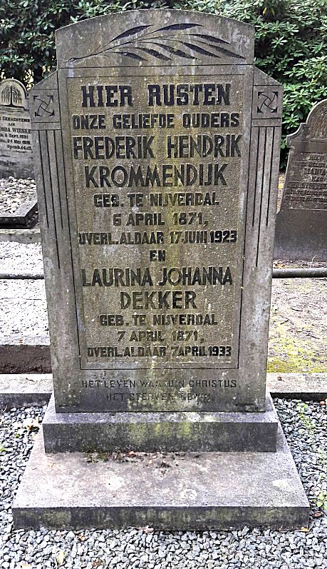 Klik voor foto in apart venster 264_graf_krommendijk-dekker.jpg