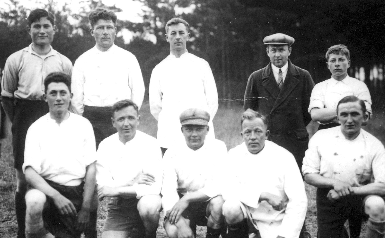 Klik voor foto in apart venster 16_voetballende_slager_ab_nijenhuis_2e_links_johan_hallink_3e_links.jpg