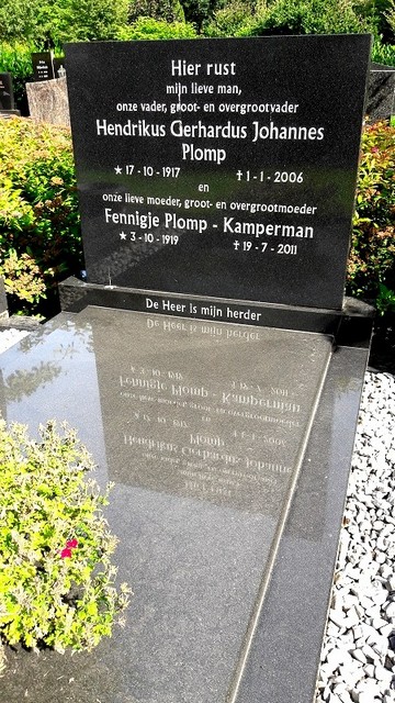 Klik voor foto in apart venster 166_graf_plomp-kamperman.jpg
