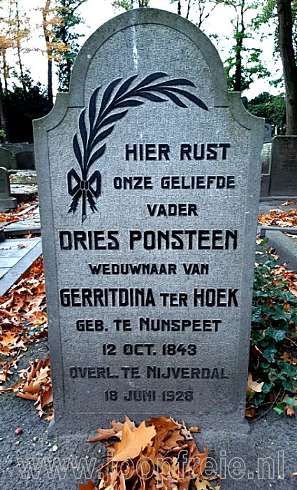 Klik voor foto in apart venster 3_graf_ponsteen-ter_hoek.jpg