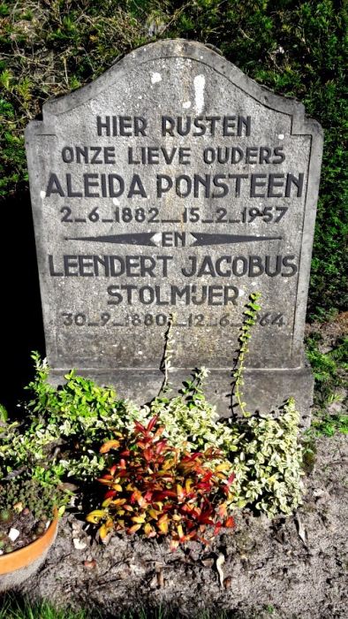 Klik voor foto in apart venster 73_graf_stolmeijer-ponsteen.jpg
