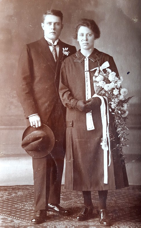 Klik voor foto in apart venster 47_huwelijk_beuze-poorte_1926.jpg