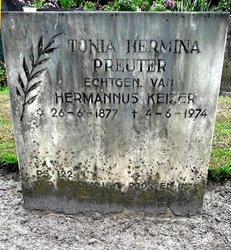 Klik voor foto in apart venster 106_graf_tonia_hermina_preuter.jpg