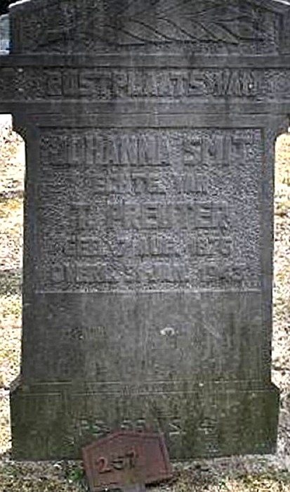 Klik voor foto in apart venster 4_graf_johanna_smit.jpg