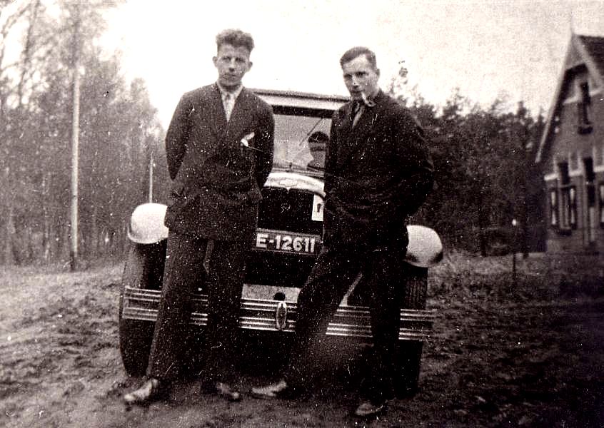 Klik voor foto in apart venster 150_willem__l__en_eduard__r__aan_sanatoriumlaan_1936.jpg