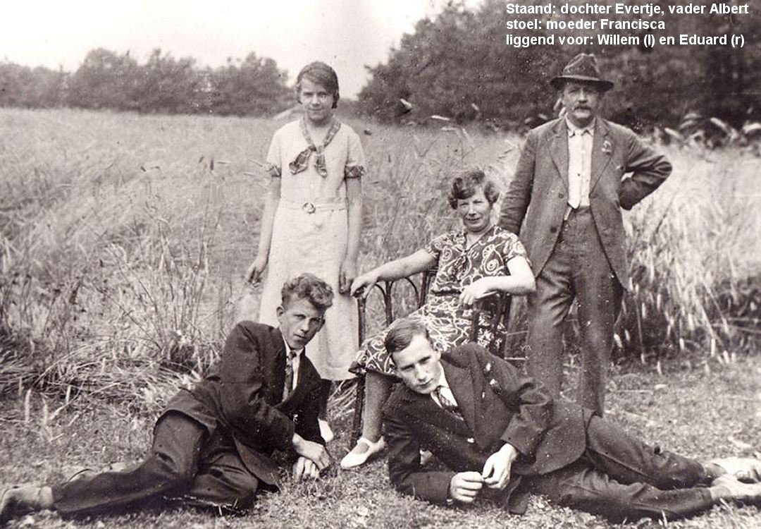 Klik voor foto in apart venster 3_albert_rutgers_en_gezin_1935.jpg